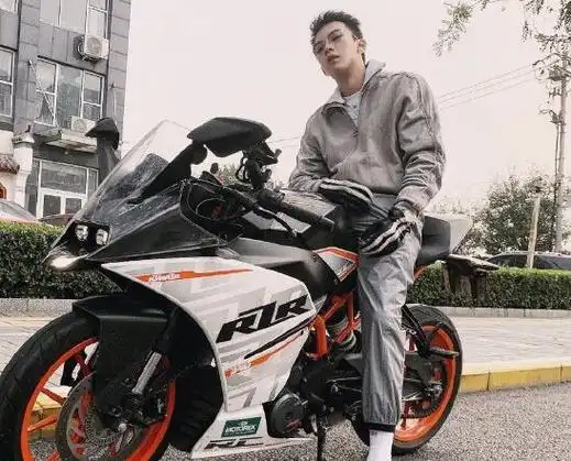 看过刘柏辛在《歌手》舞台上的表现之后,有网友发现