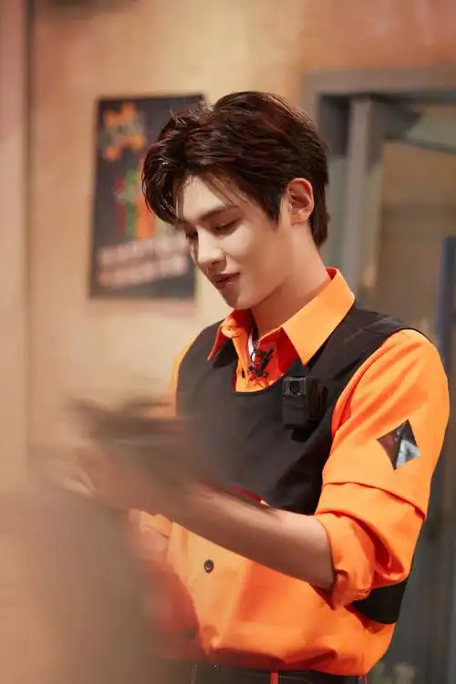 【#密室大逃脱#高清剧照之黄明昊@jjjustin0219】工装风小贾酷帅有型