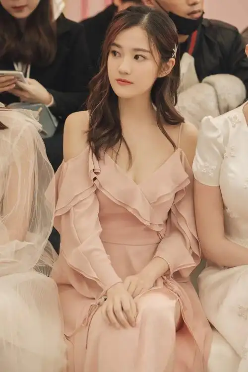 汤梦佳出席品牌发布会优雅娇俏仙气十足