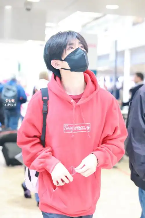 易烊千玺红色卫衣男大风##易烊千玺男大回国##易烊千玺回国