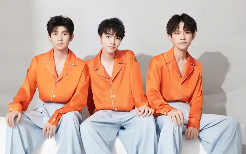 tfboys六周年演唱会开场前粉丝大合唱青春修炼手册好燃