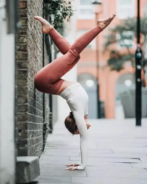 臀部向后下沉,双腿在空中任意伸展,脚尖绷直.