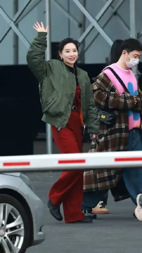 李斯丹妮超话04#李斯丹妮#    "新年快乐!"  "老公!"  妮妮:?