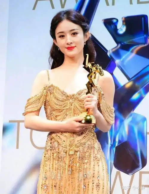 47岁曾黎和36岁赵丽颖站在一起气场压过了赵丽颖状态惊艳