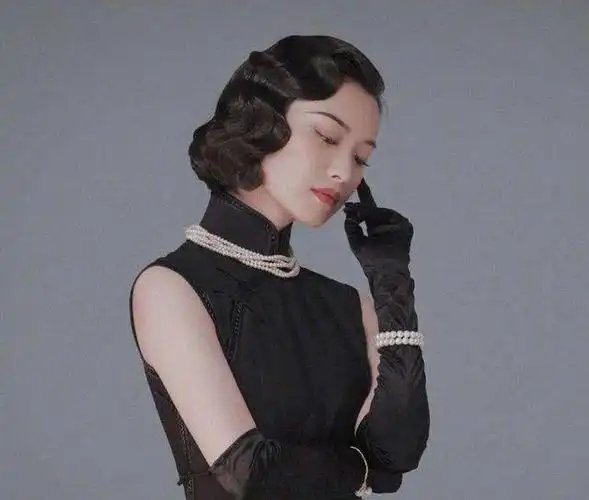 (倪妮黑色旗袍搭配珍珠项链)