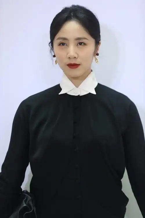 孙莉的生图好美有满满的温柔感穿黑裙的样子也不老