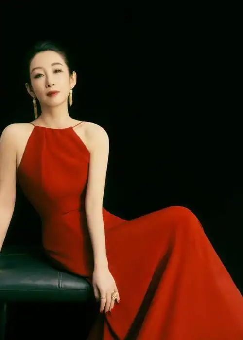 秦海璐穿红丝吊带裙秀出曼妙好身材,香肩和背部线条展现别样韵味