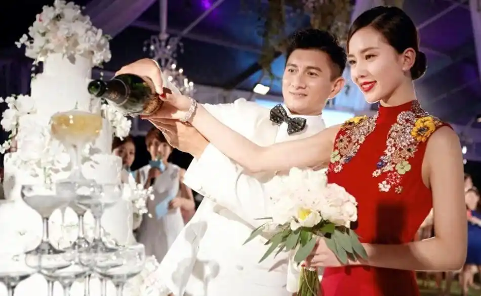 52岁吴奇隆和朋友聚餐,体重显著增加20斤,保养年轻酷似李维嘉!