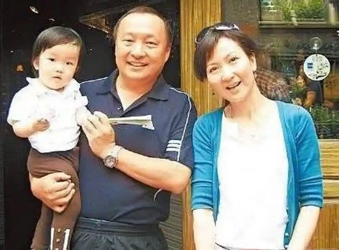 当时马清伟的妻子也非常漂亮,妻子叫陈美琪,当年在赵雅芝主演的电视剧