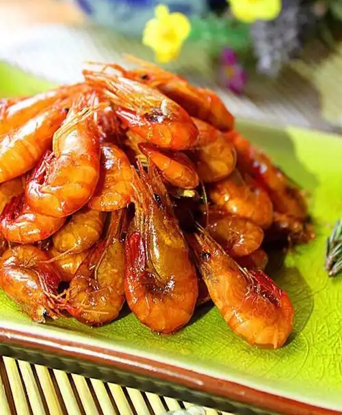 【做法】:十分简单的家常做法,无需油爆 1,一定要用鲜活的小河虾,河虾