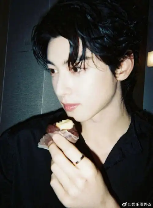 车银优出道八年变化#  韩网热议车银优出道八年颜值变化  "美少年