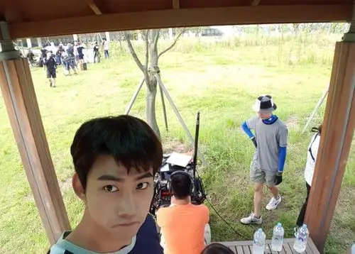 鬼鬼的mv男主角,也有网友猜测是昔日萤幕情侣泽演.