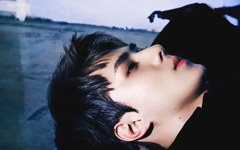 姐妹们有没有吴世勋超好看的神图想要横屏的竖屏的也不嫌谢谢谢谢