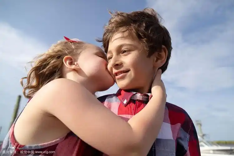 男孩和女孩,亲吻脸颊