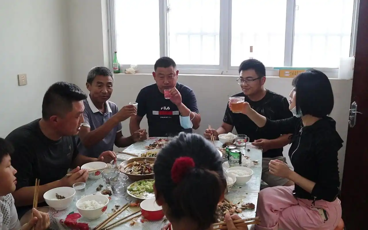 家里来亲戚了,做铁锅炖大鹅招待,八个菜,一桌人吃饭喝酒真热闹