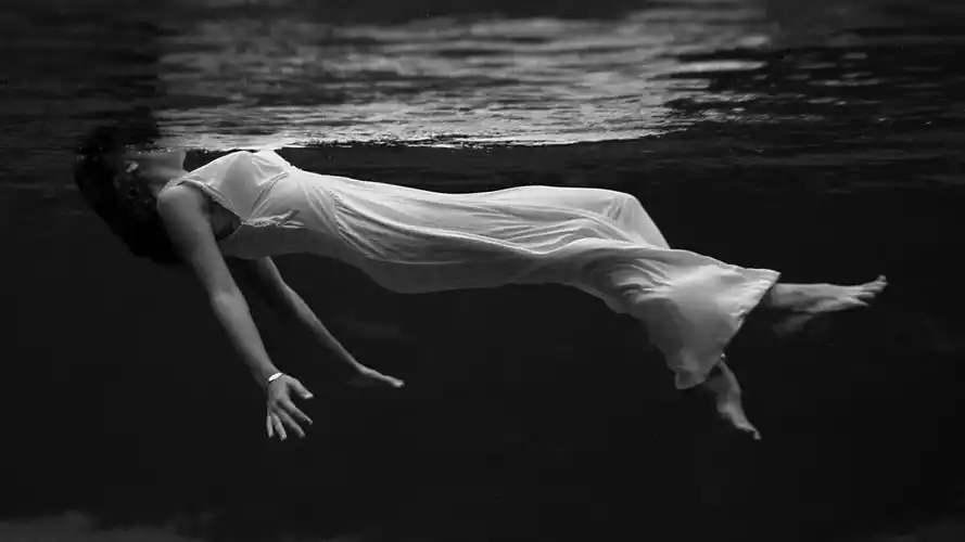 黑白照片唯美海底美女桌面壁纸