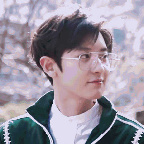 朴灿烈超话#眼镜是明星的杀手锏#戴眼镜的灿烈具有不一样的魅力