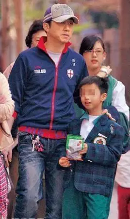 图53岁哈林庾澄庆儿子泡温泉父子背影似兄弟