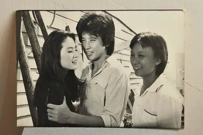 刘立立(右)当年指导秦汉和林青霞演戏.(资料照)