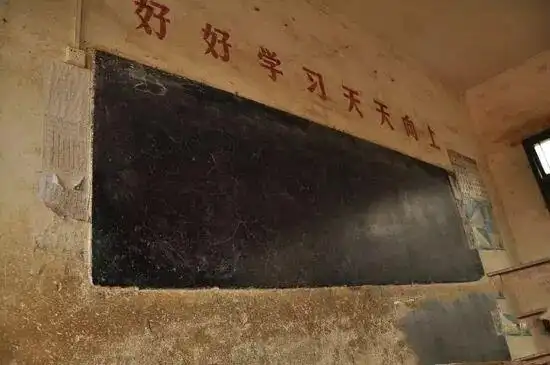 以前农村学校教室,斑驳的墙壁,破旧的课桌椅.