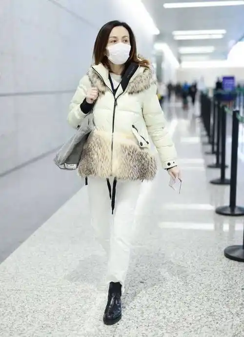 王琳穿羽绒服走机场素颜干瘪眼睛凹陷但50岁打扮时髦显年轻