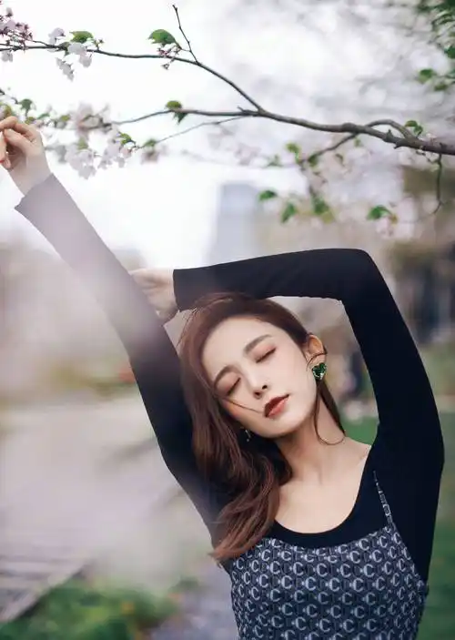 古力娜扎饰演貂蝉造型,蓝色抹身材配轻纱站在水中央,犹如出水芙蓉