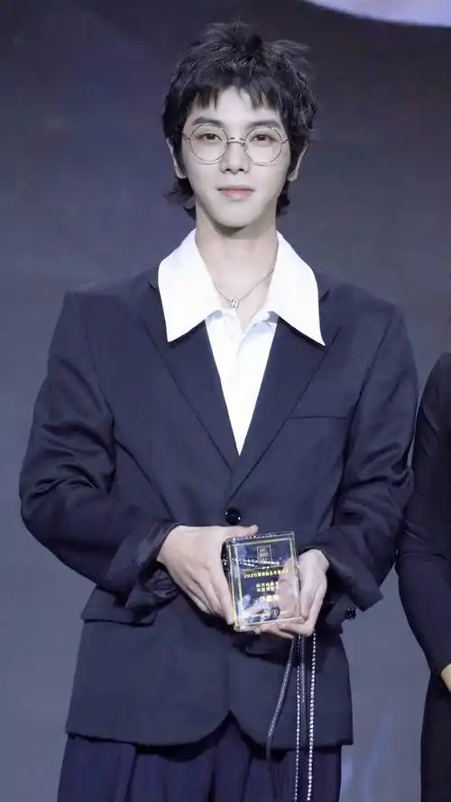 论华晨宇和白衬衫的适配程度气质绝了