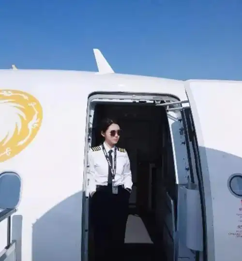中国最年轻女机长伍倩玉17岁开飞机空中花木兰巾帼不让须眉