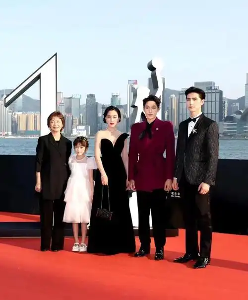 马苏出席香港电影金像奖穿黑色抹胸长裙烫卷发复古又优雅