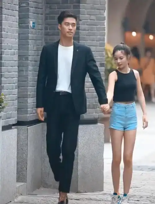 之前就有一对身高差很多的情侣,以最萌身高差,狠狠的撒狗粮,小个子