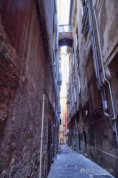 意大利热那亚2018年9月24日城市旧城区的狭窄街道
