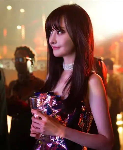 郑爽巴黎时装周生图曝光,脸色蜡黄骨瘦如柴山根鼻拔地而起