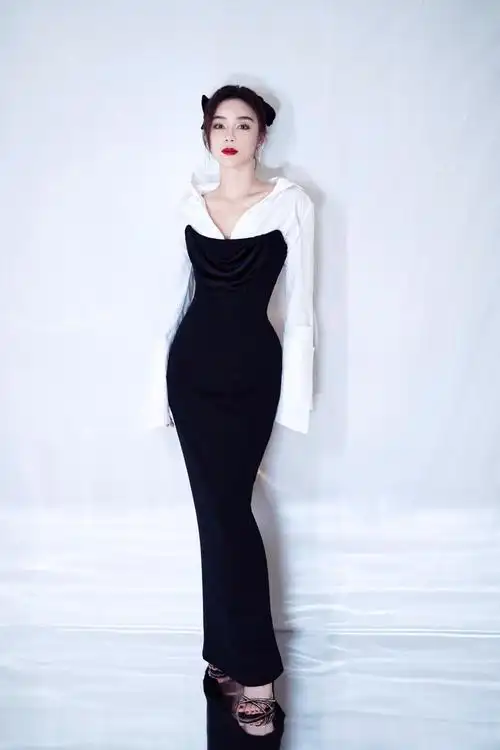 袁姗姗亮相elle75周年风尚大典,大方秀出精致锁骨,天鹅颈