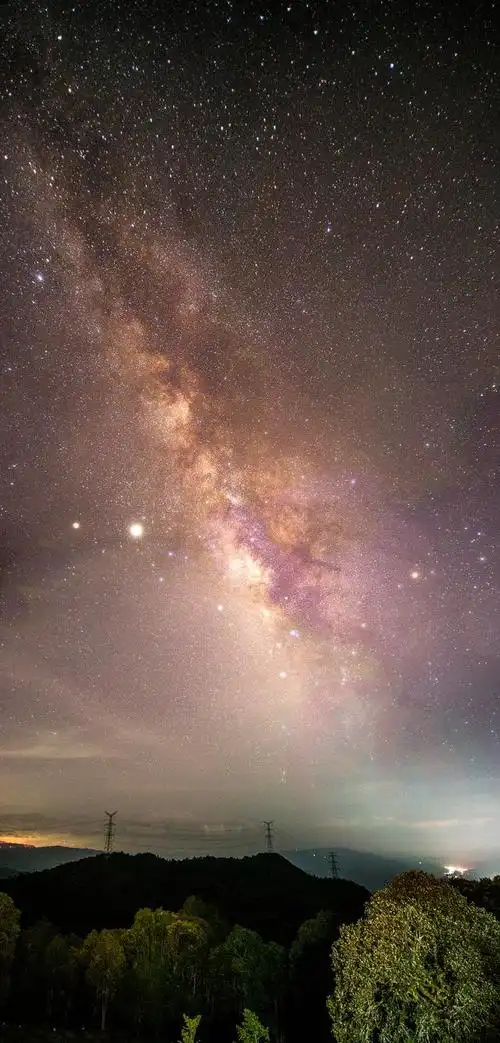 银河,也被称为银河系,是我们所在的宇宙中最大,最亮且最壮观的星系之