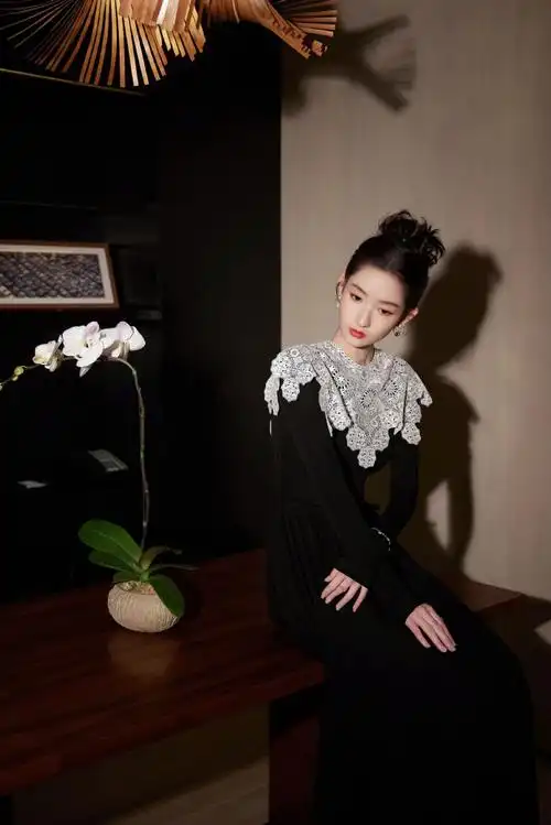 王玉雯超话黑色长裙铺陈经典,一抹明艳带来暖意融融,与@王玉雯uvin一
