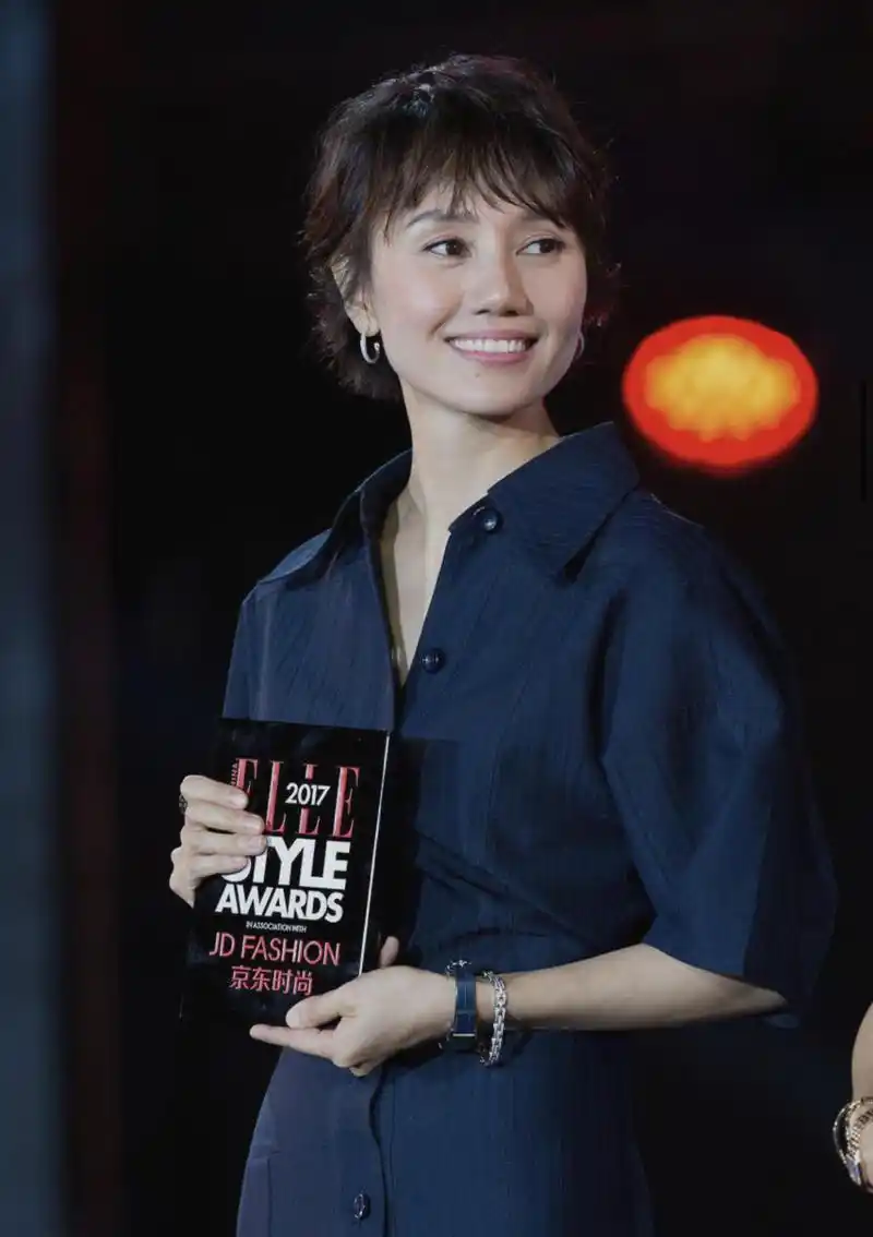 袁泉气场又升级了藏青色衬衫连衣裙配短发42岁穿出高级气质