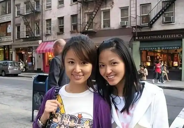 林心如的双眼大而有双眼皮,她的容貌楚楚动人,很容易赢得观众的好感.