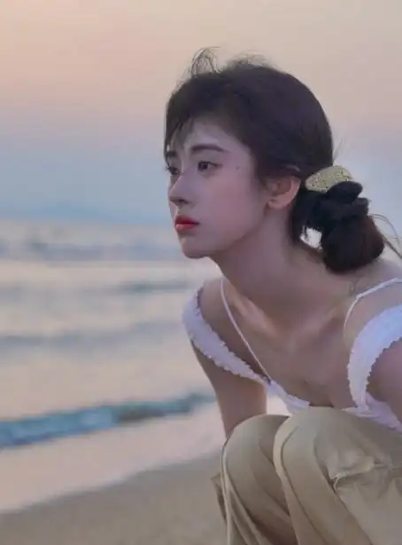 鞠婧祎的海滩随拍