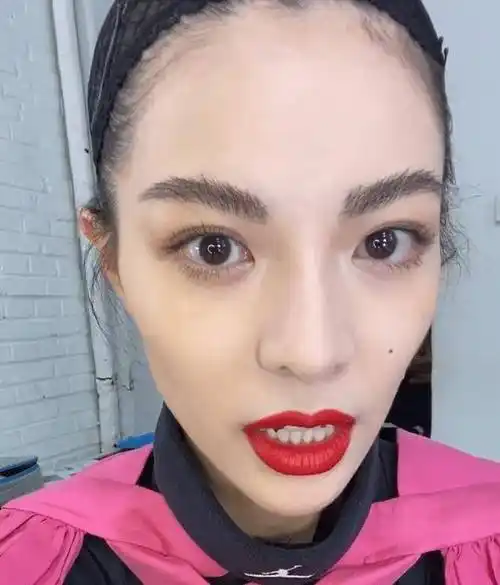 原创钟楚曦高级感五官火了当她换上爆炸头才知李现当时为何喜欢她