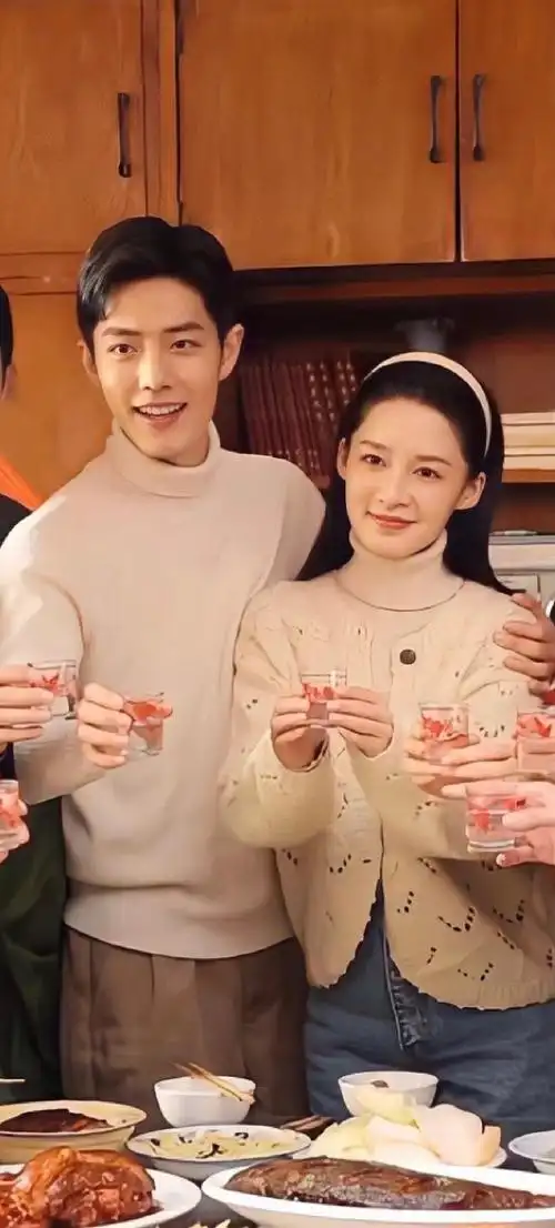 肖战李沁《梦中的那片海》双人海报 火车上对视而笑……__财经头条