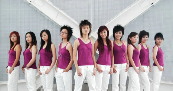 视频中,三个人与当年的超女衍生剧《美丽分贝》(原名《超级女声》)