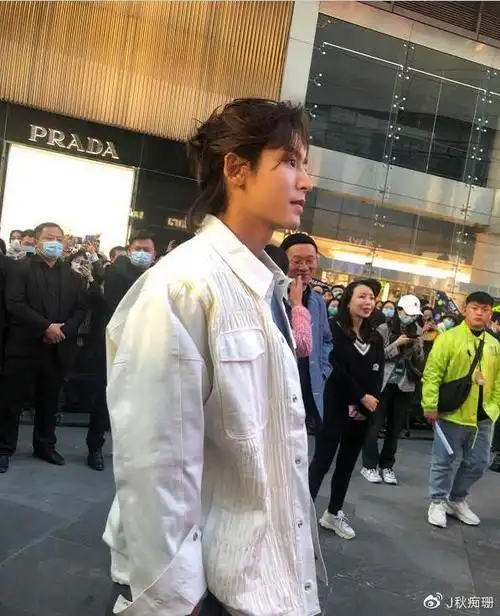 线下偶遇张哲瀚全黑打扮很是低调这身材太真实了