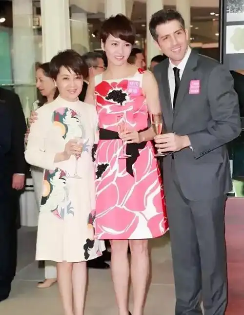 46岁梁咏琪罕见露面,谈及家庭一脸开心,自曝女儿老公追星女团