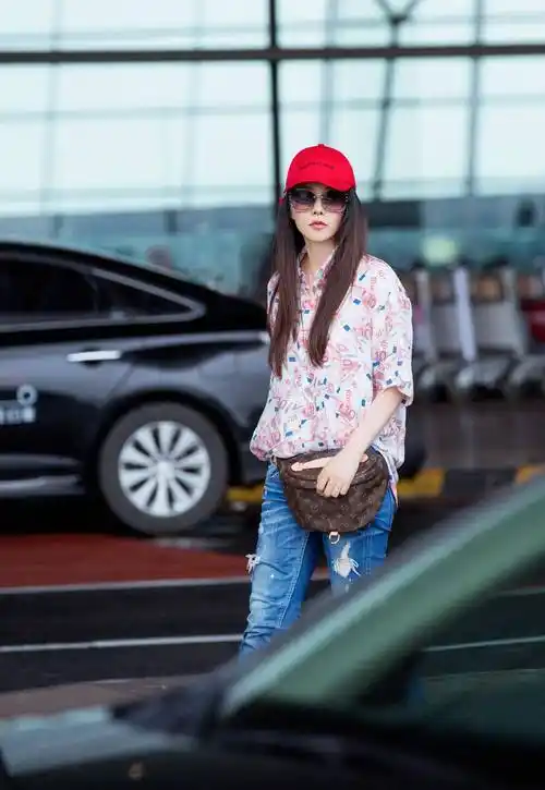 原创52岁伊能静真的美穿衬衫配牛仔裤洋气减龄完全没有皱纹太冻龄