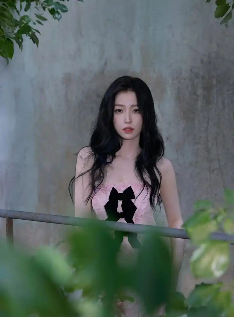 虞书欣#虞书欣粉色玫瑰长裙#树影绰约,鸟鸣阵阵@虞书欣es - 抖音