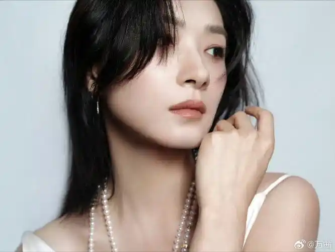 万茜白月光造型