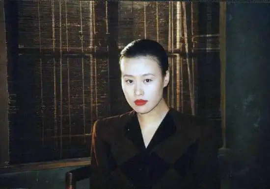 邬君梅《雪花秘扇》中气场足 乌发红唇夺人眼球