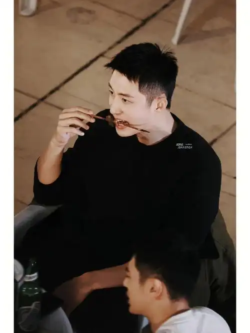 黄景瑜今天吃烧烤的图