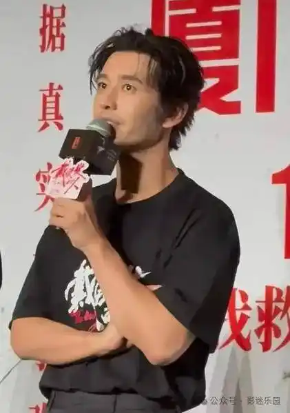 黄晓明现身金鸡百花奖直播间,胡子拉碴,眼窝凹陷了,十分憔悴