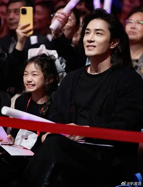 lucky一眨眼就已经八岁啦～在台下静静的聆听妈妈唱歌……|李乐祺